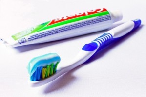 Nie tylko klasyczna pasta do zębów – czego używać do pielęgnacji jamy ustnej?